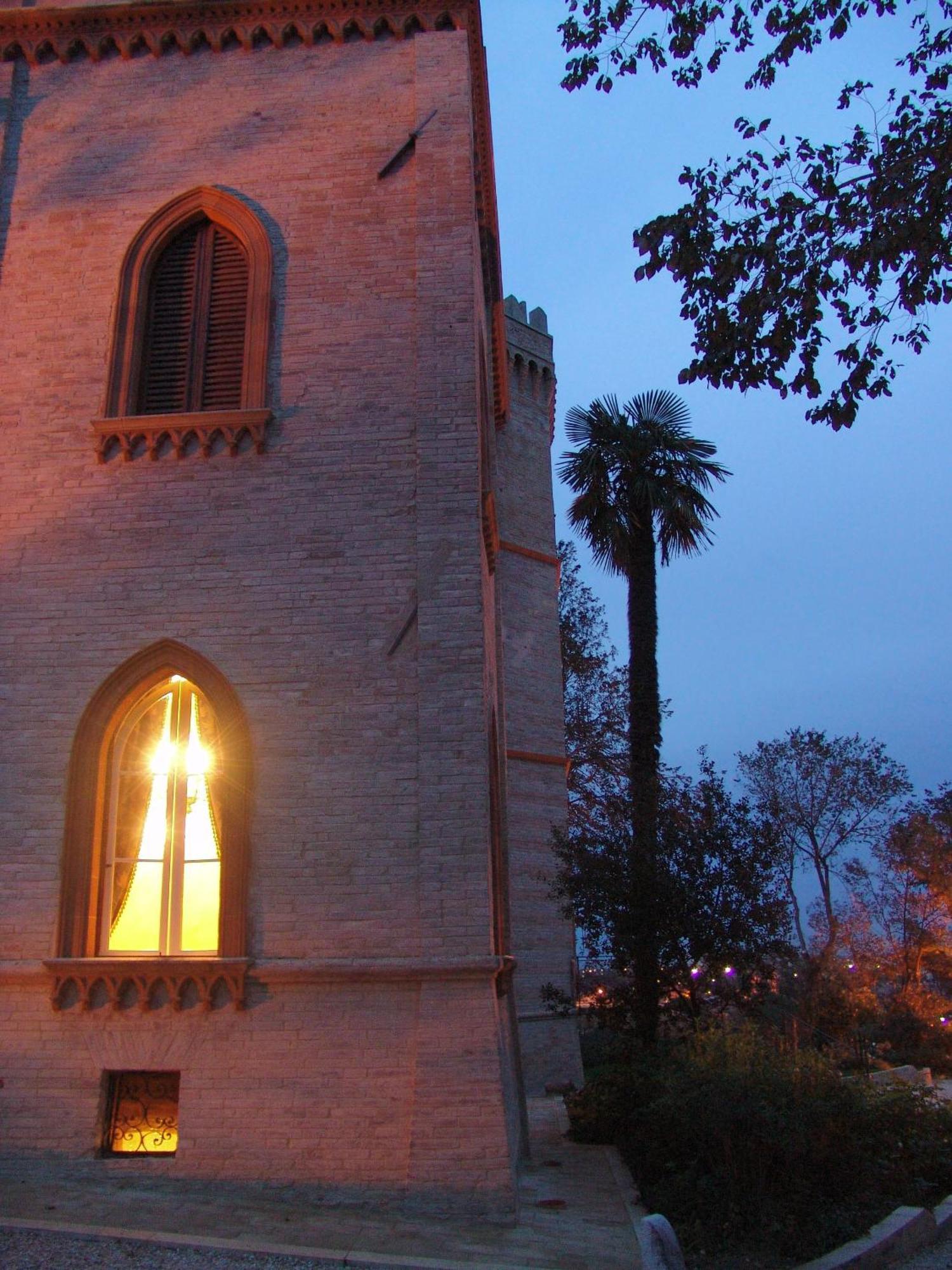Castello Montegiove Hotell Fano Eksteriør bilde