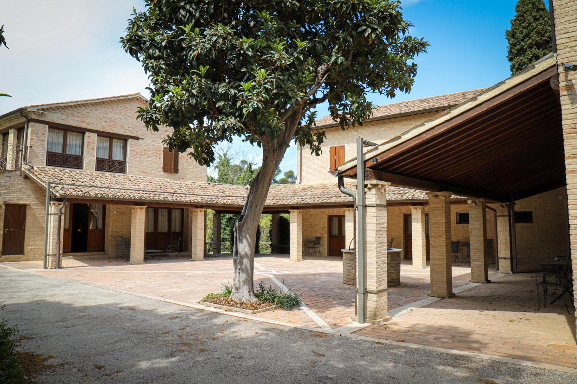 Castello Montegiove Hotell Fano Eksteriør bilde