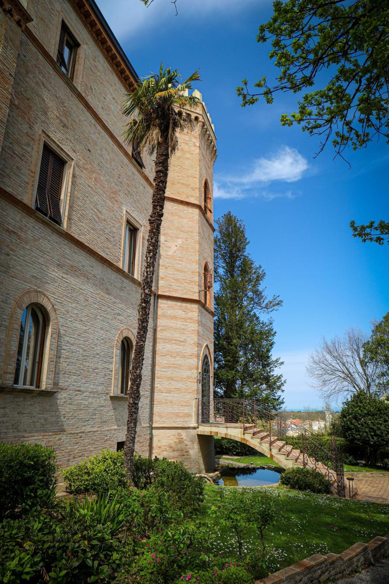 Castello Montegiove Hotell Fano Eksteriør bilde